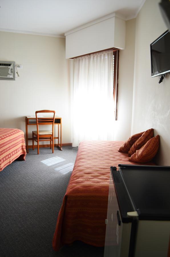 Hotel Huemul General Roca Esterno foto