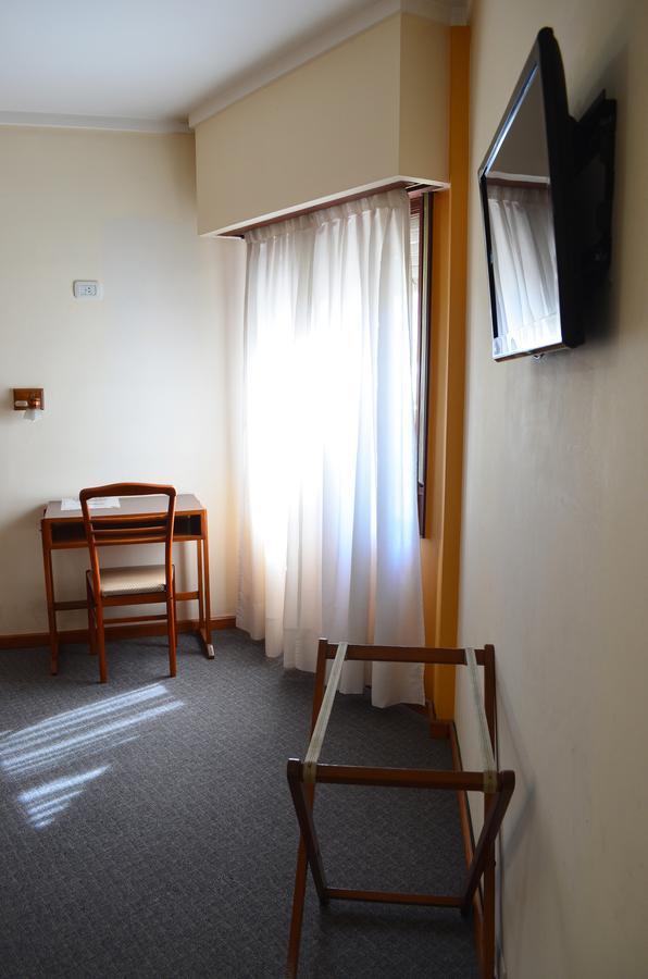 Hotel Huemul General Roca Esterno foto